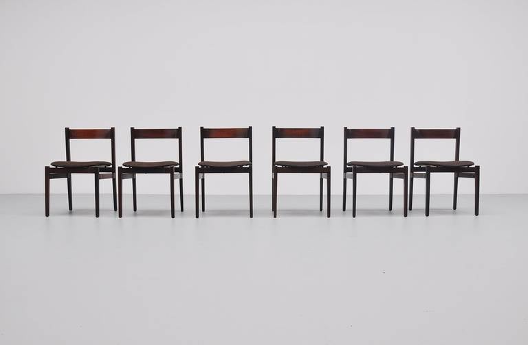 Rare and nice set of dining chairs designed by Gianfranco Frattini for Cassina, Italy 1960. Subtle modernist shaped chairs with many hidden beautiful details. Have a look at the nicely connected dovetails at the leggs and the plywood back rest.