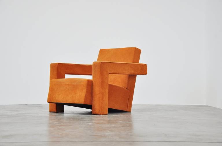 One of the few comfortable chairs designed by Gerrit Thomas Rietveld for Metz en Co, 1935. This chair is special cause it's the first upholstered chair designed by Rietveld. This was executed by Metz & Co, the wooden frame was built by Gerard van