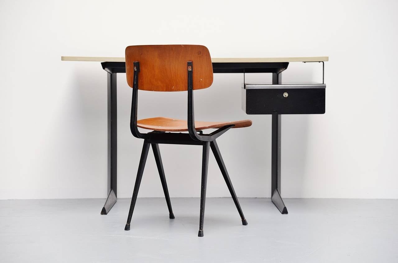 Nice and rare industrial desk designed by Friso Kramer for Ahrend de Cirkel, Holland, 1958. This desk is the first edition with super shaped feet. This desk is a very hard find cause this was designed as teachers desk and there weren’t many of these