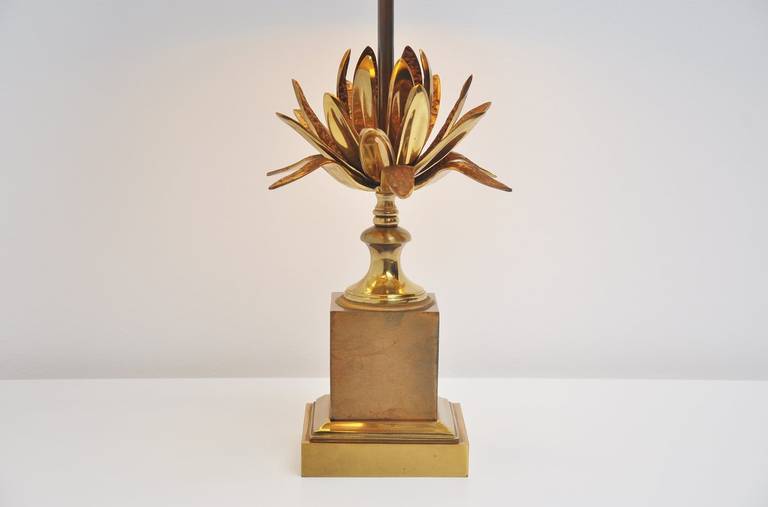 Very nice artichoke shaped table lamp made and designed by Maison Charles, France 1970. This is for an unsigned but high quality table lamp in solid brass details, quality is all over. And the lamp is finished with an original cork shade from Maison