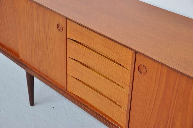 Danish Teak Long Sideboard in teak 1960 In Excellent Condition In Roosendaal, Noord Brabant