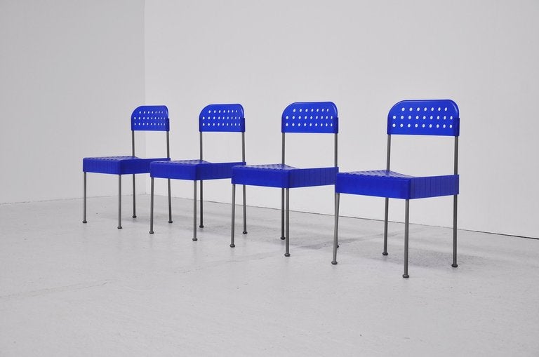 Enzo Mari blau Satz von 8 Box Stühle für Driade 1990