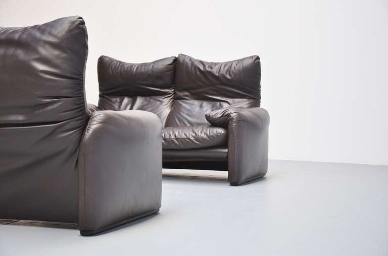 Pair of Maralunga Sofas by Vico Magistretti for Cassina Italy 1973 3