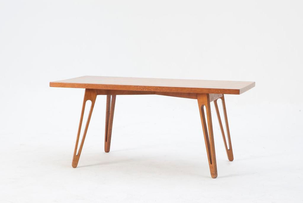 Cocktail table, ash, Scandinavia, 1950s

Minimalist Scandinavian table with rectangular top. The striped top is executed in two colour of ash wood by means of which a pattern is created. The four legs are made by means of a tripod and create a