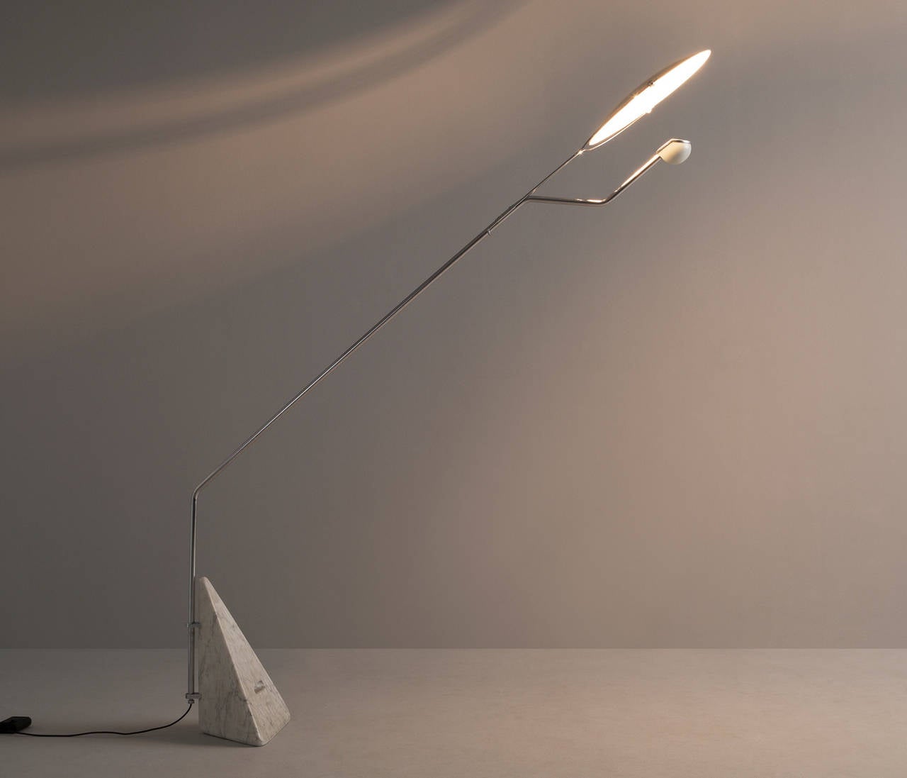 'Riflessione' floor lamp, in metal and marble, by Claudio Salocchi for Skipper, Italy, 1970s. 

This striking floor lamp holds a chrome-plated steel frame, enameled aluminum shade and triangular marble base. The light direction is adjustable trough