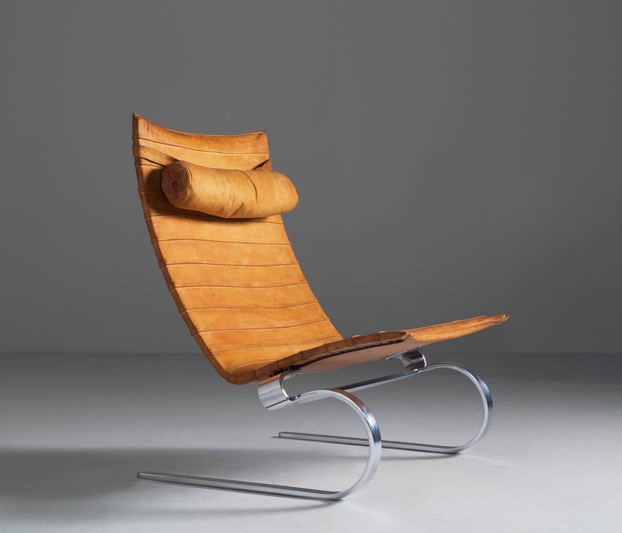 Easy chair PK 20 designed by Poul Kjaerholm for E. Kold Christensen, 1967.
This eye-catching chair is made of matte, chrome-plated spring steel and upholstered in stunning original naturel leather.

The leather is overall very well preserved and