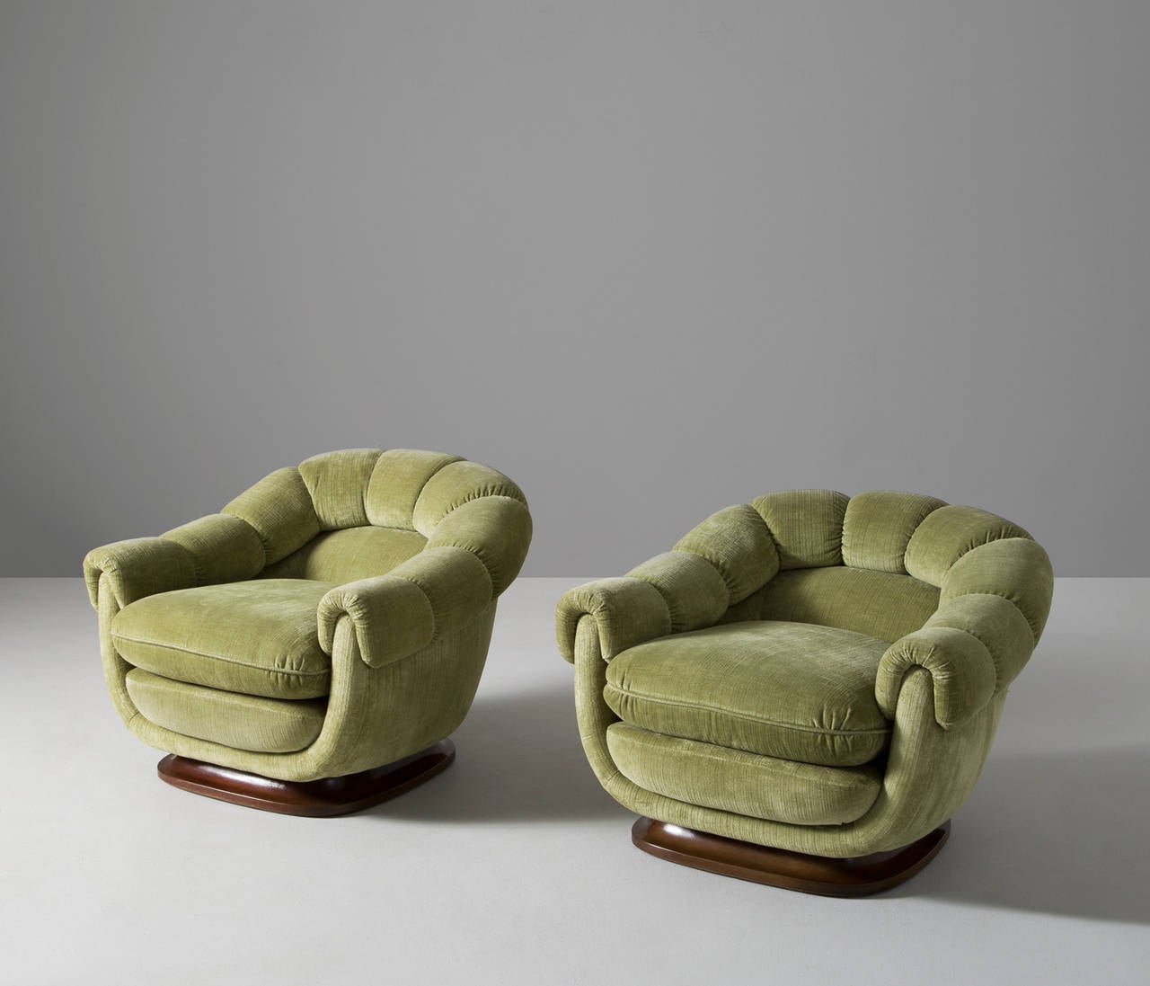 Two elegant club chairs with round shapes

This set is gently curved and shows a variety of well designed round shapes and a decorative closed wooden base, which provides the sofa with a solid yet elegant look.

This set is upholstered in green