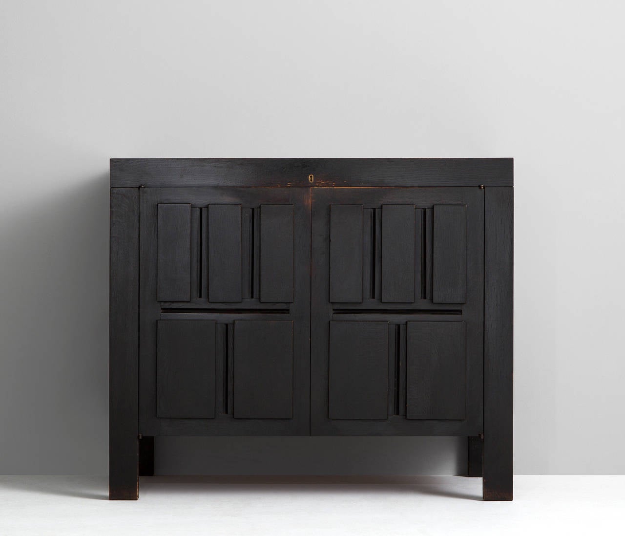 Sideboards, in stained wood, by De Coene, Belgium 1970s.

Very well designed graphic sideboard with dark brown stained finish designed by De Coene, Belgium. The mat dark brown finish is a perfect combination with the graphing panels because of the