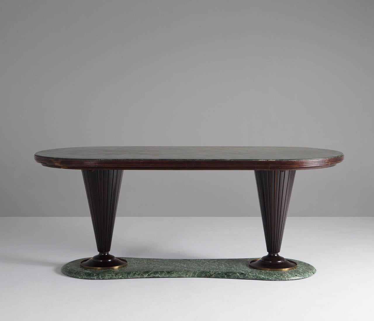 Table, in marble, wood and brass, by Vittorio Dassi, Italy, 1950s.

Elegant dining or centre table by Vittorio Dassi with an Alpi Verdi marble top and base, which matches perfectly with the elegant designed tapered legs. The stunning woodwork, brass