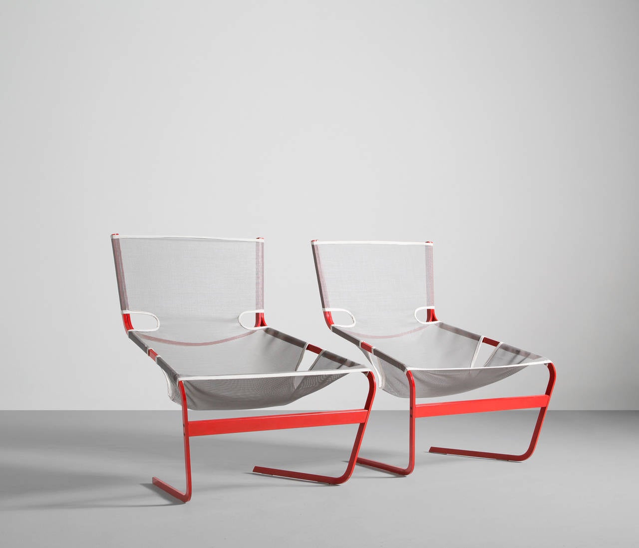 A rare and quite unique set of the F444 lounge chair by Pierre Paulin for Artifort.
The chairs show a verity of stunning, thoughtful and sharp lines. The hanging seat creates a elegant floating effect.

The red lacquered frame combined with the
