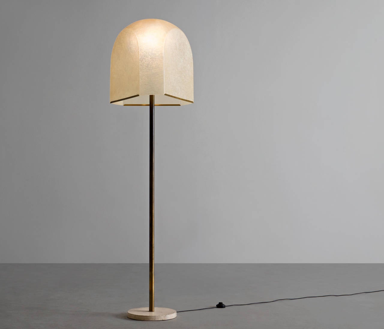 Floor lamp, in travertine, brass and fiberglass, by Salvatore Gregorietti for Lamperti, Italy, 1960s.
 
Sculptural floor lamp by Salvatore Gregorietti manufactured by Lamperti. The large shade is made of fiberglass what beautifully spreads the