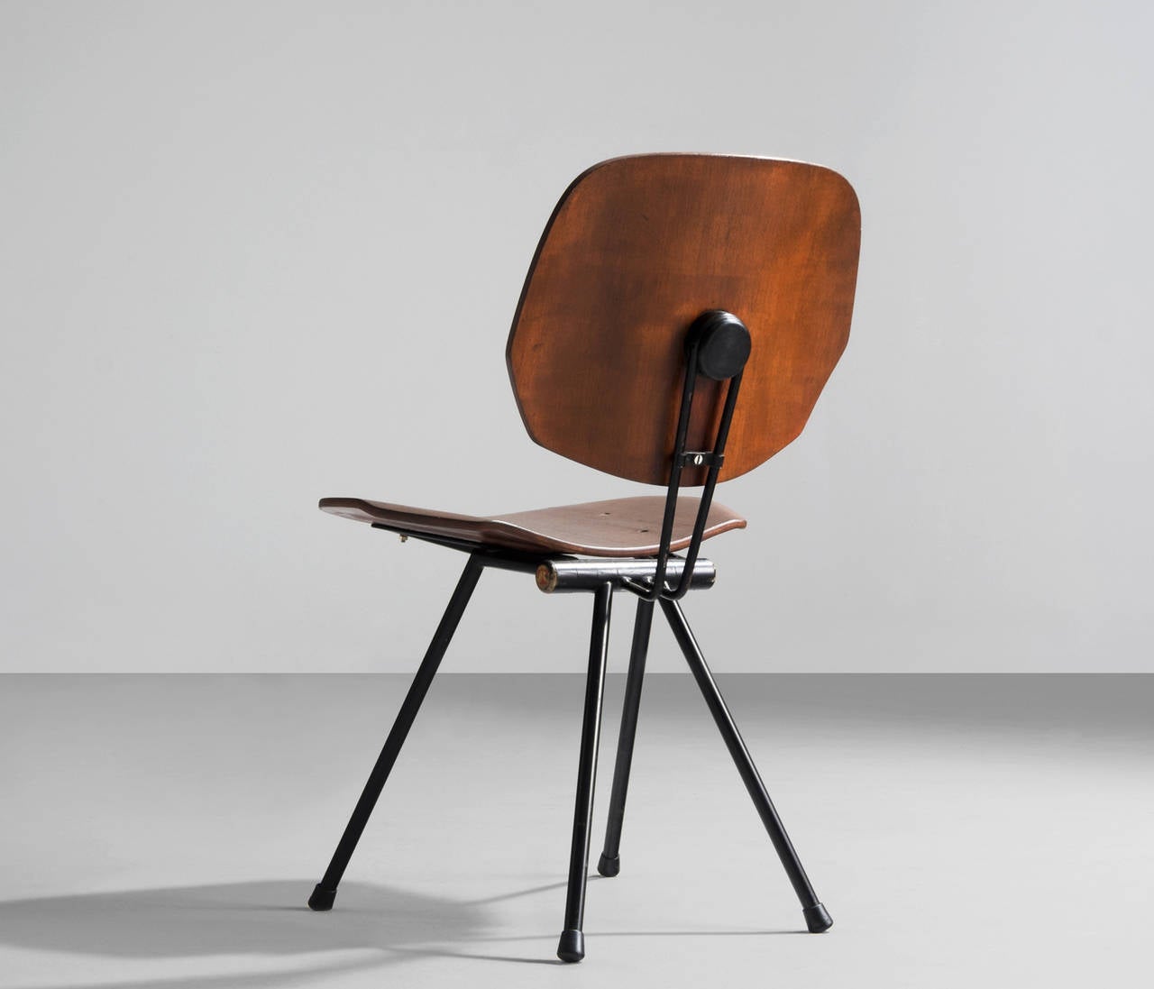 Osvaldo Borsani's 'S88' folding chair for Tecno designed in 1956, produced in 1957.

A fully folding chair with a metal frame. All the parts rotate around a single hinge joint. The seat and back are made of moulded plywood.

Always alert to the