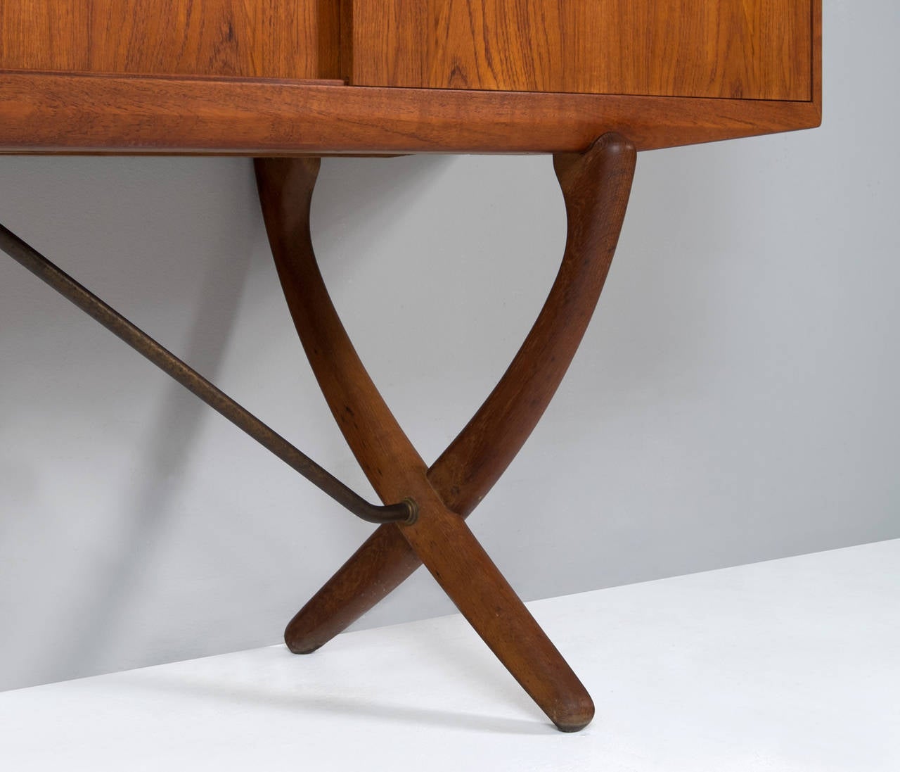 Hans Wegner Cross Legged Credenza in Teak and Oak by Carl Hansen In Good Condition In Waalwijk, NL