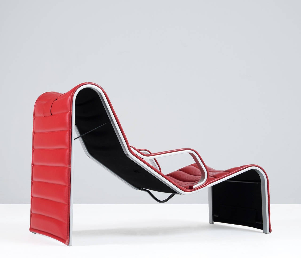 Very strong designed chaise longue. The bended aluminum frame is finished with high quality red leather upholstery.
High comfort when using it as daybed or lounge chair as well. 

Worldwide shipping possibilities: For competitive delivery quotes