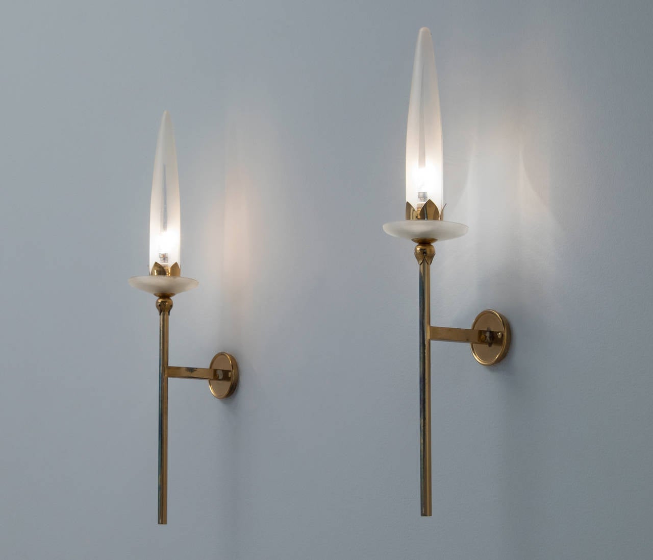 Set of two wall lights in brass, metal and glass for Arredoluce, Italy, 1950s. 

Well designed and very sculptural opaque glass wall lights in the manner of Gio Ponti. Elegant design with high attention to detail and luxurious appearance. These