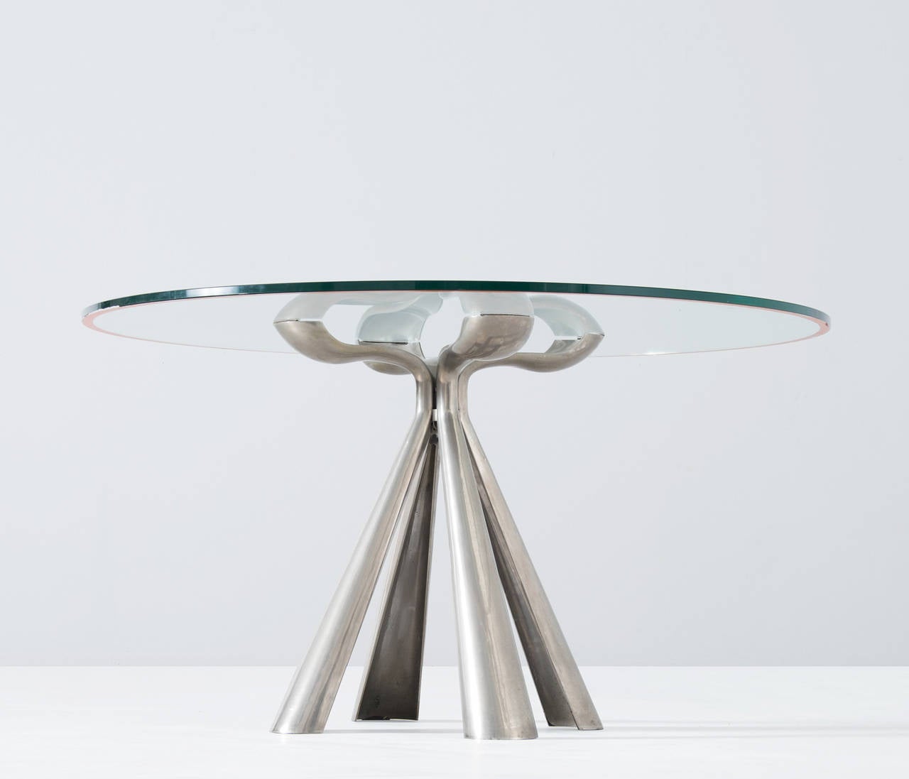 Dining table in aluminum and glass by Vittorio Introini for Saporiti, Italy, 1972.

This cast aluminum formed base is assembled of four organic formed parts which are centered in the middle. This resembles to a flower design. Completed with a