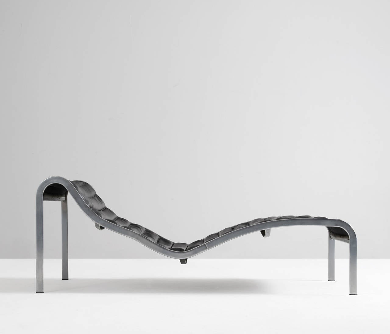 Sculptural designed chaise longue by Olivier Mourgue, France 1960s. 
Extremely rare model.

The bend chrome-plated steel frame is finished with black leather upholstery.
It is in a beautiful condition, the leather is nicely patinated.

High