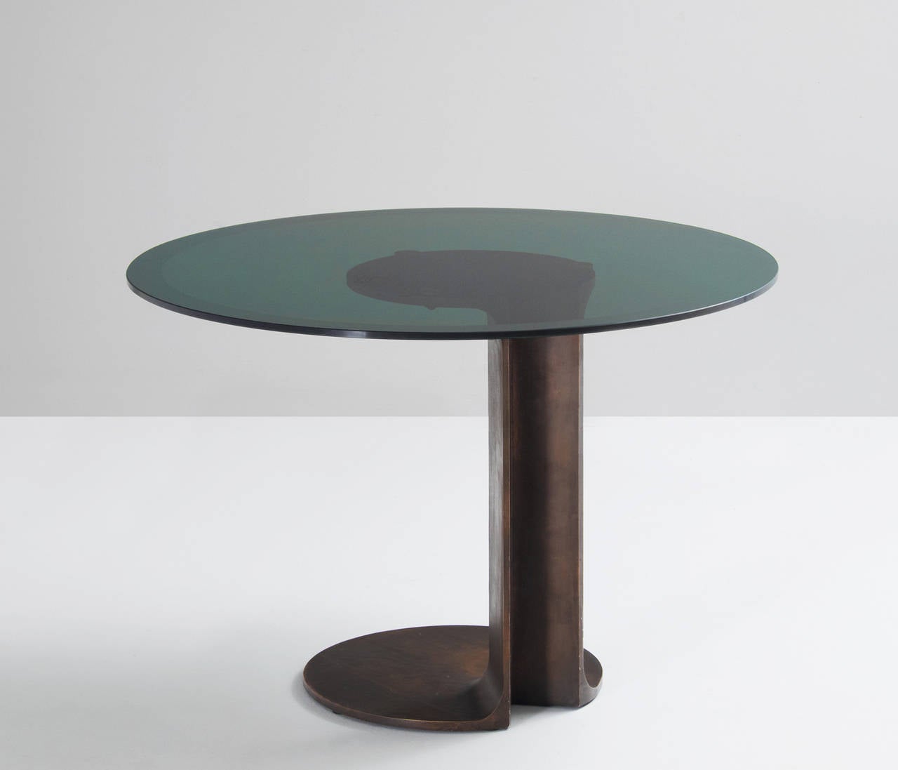 Bronze sculptural base and smoked glass top with sandblasted rinring

Unusual sculptural table, model TL 59 by Afra & Tobia Scarpa (born 1935, Italy) for Poggi. 

The elegant shape of the bronze base, is stunning. The smart design of the cast