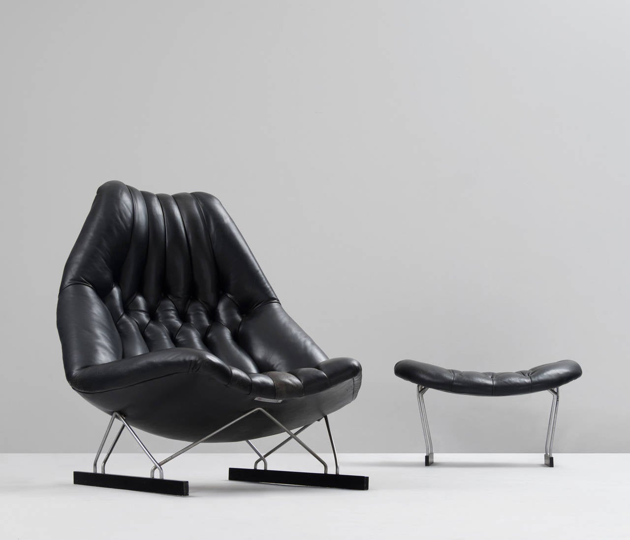 Lounge chair and ottoman, in metal and leather, by Geoffrey Harcourt for Artifort, the Netherlands, 1960s. 

This black leather lounge chair is designed by Geoffrey Harcourt for Artifort. The open, linear design of the chrome and black metal base,