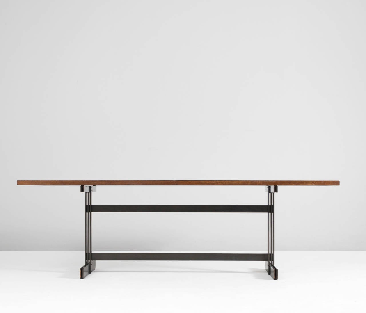 Large table, table Tonneau, with a solid wengé table top, composed of slats of wenge wood. The tightly designed solid gunmetal base compliments this perfectly. Looking at this details and design concludes the most possible care and craftsmanship.