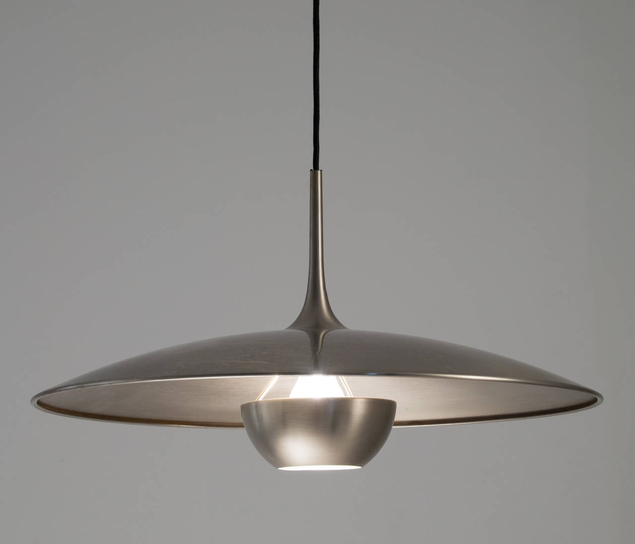 Pendant model Onos 55, in metal, by Florian Schulz, Germany, 1970s. 

Very elegantly shaped pendant designed by German designer Florian Schulz. Minimal and modern pendant with nice fluent lines. This high quality metal pendant is equipped with a