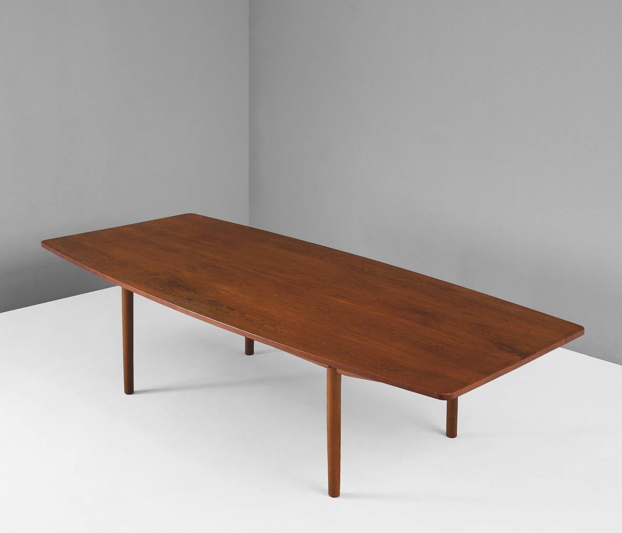 Very large 'boat / barrel' shaped teak dining/conference table from Scandinavian origin.

This table with a slightly bend top and rounded edges has a very nice warm beautiful grain in the veneer which has a very nice expression. Accompanied by