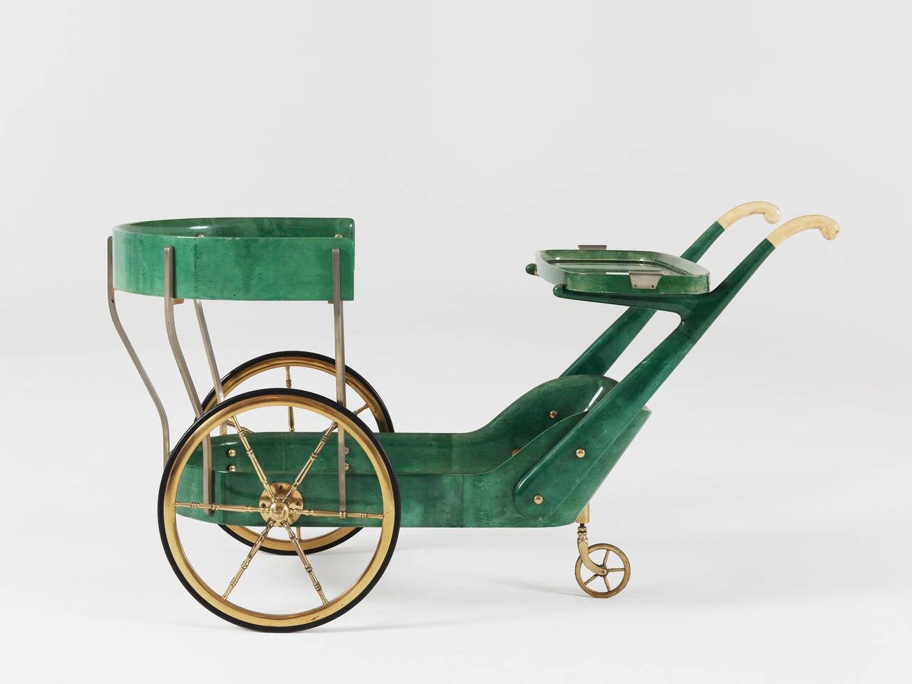 Trolley, in parchment and brass, by Aldo Tura, Italy, 1960s.

Rare Aldo Tura green lacquered parchment liquor trolley with brass details. This trolley is finished with high gloss lacquered goatskin and combined with solid brass parts. One of the