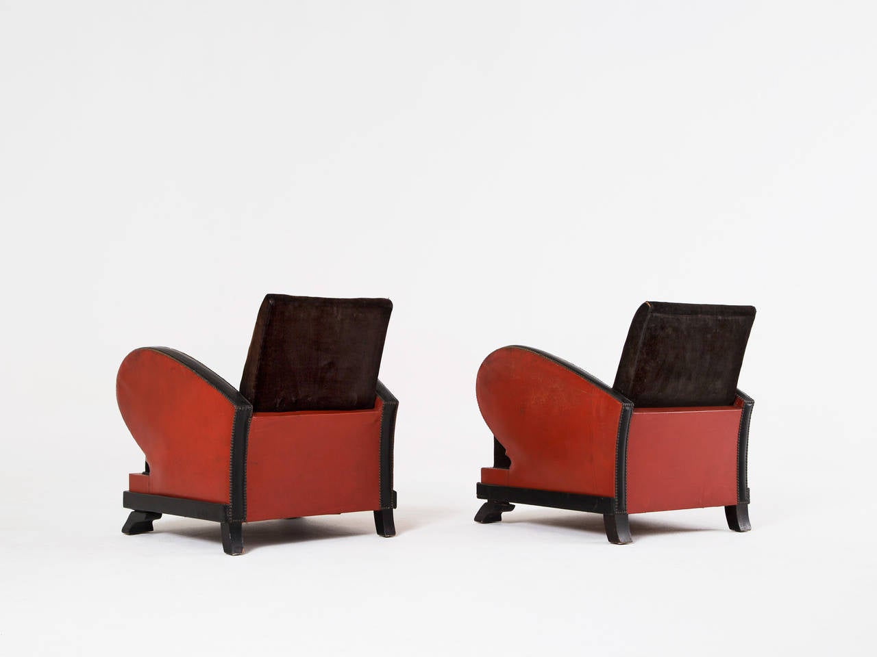 Set of 2 armchairs, in wood and leather, France 1930s. 

Impressive pair of 1930s Art Deco lounge chairs, provided with original leather upholstery, and a variety of well-designed lines and stunning details.

Free shipping for all European