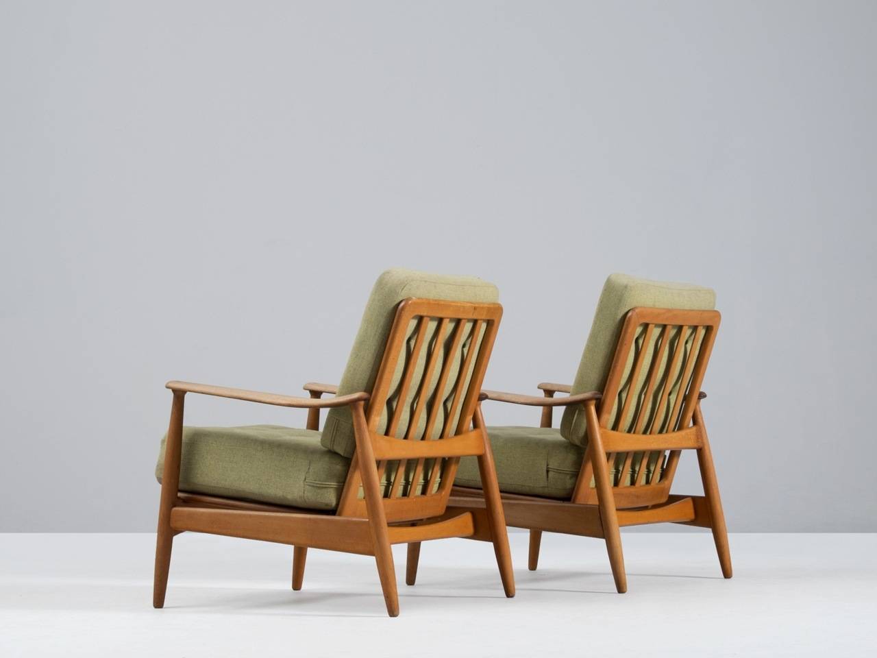 Set of two reclining armchairs model FD161, in oak and fabric, by Arne Vodder for France & Daverkosen, Denmark 1950s. 

Scandinavian lounge chairs with wooden slats in the back and original upholstery by Danish designer Arne Vodder. The chairs