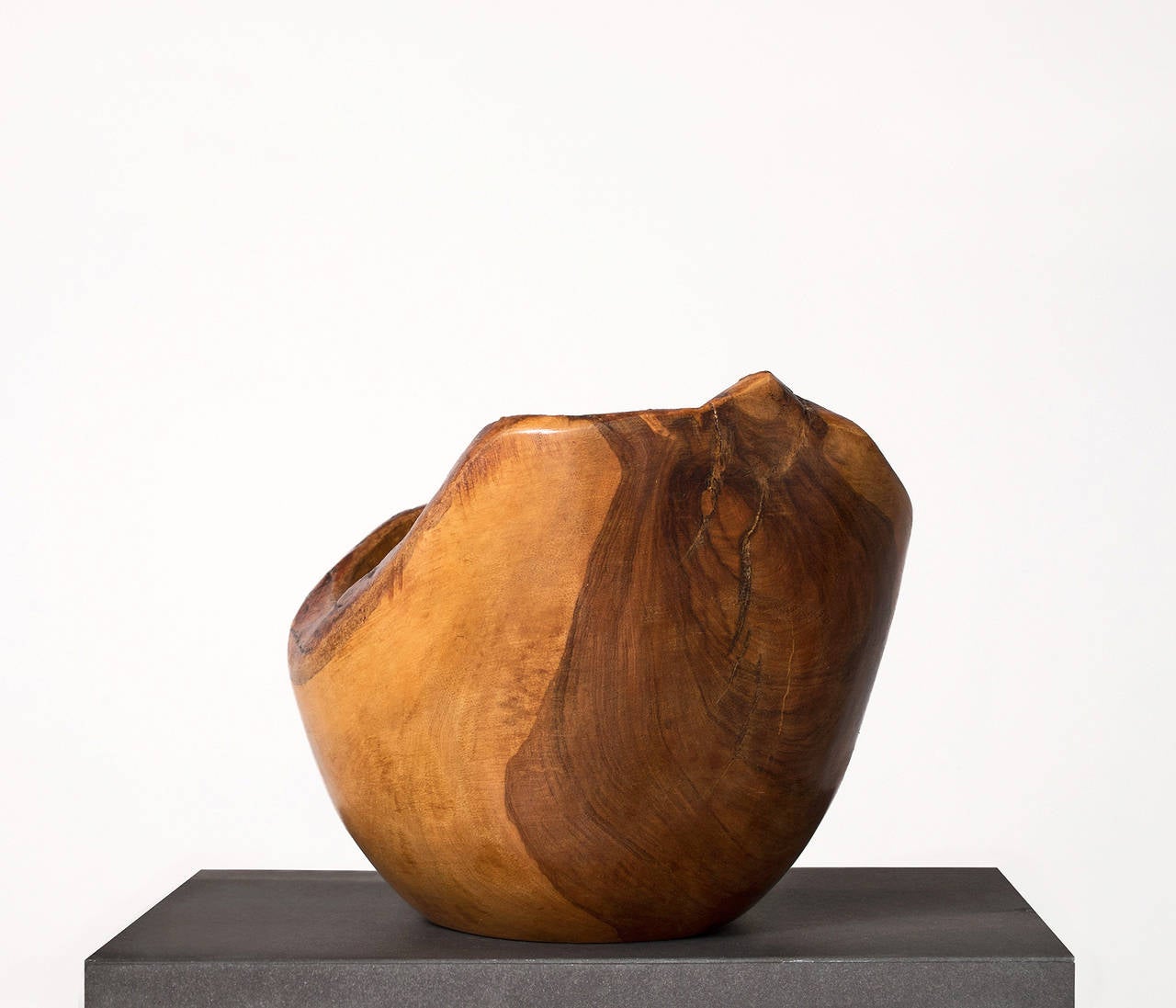 Wonderful wooden bowl, handmade and signed by the French artist Alexandre Noll. 

Very elegant piece with magnificent wood grain. The warm expression of the solid wood shows a fantastic vibrant character. The asymmetric shape and different tones