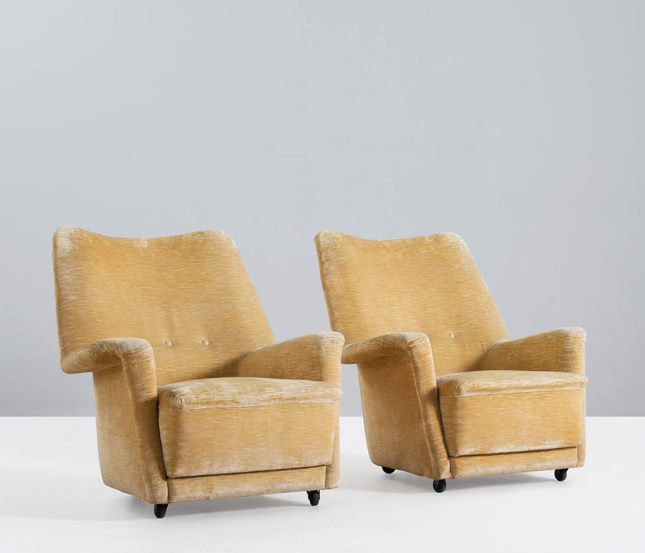 Pair of Italian lounge chairs, 1950s.

These well made armchairs have an excellent comfort, the original fabric is well preserved. The relatively high back gives a pleasant back support, the armrests are slightly angled which emphasizes the great