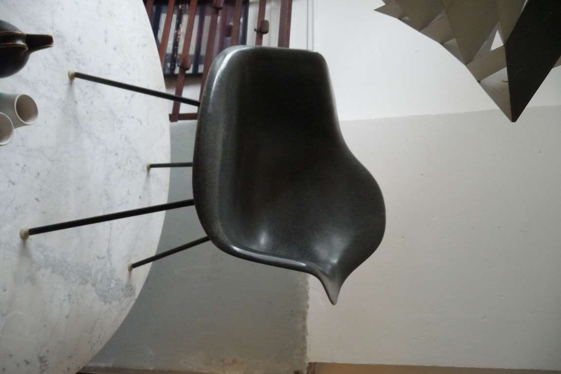 Charles and Ray Eames Elephant Grey Armchair
maker : Hermann Miller

