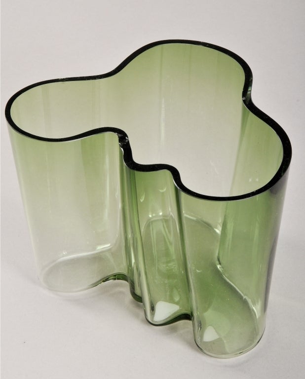 Alvar Aalto. 'Savoy' vase of green glass 
Signed at the bottom: A. 1936-1986 Aalto Iittala 5813/8000. 
The vase appears with three refusals at the top and scratches.
