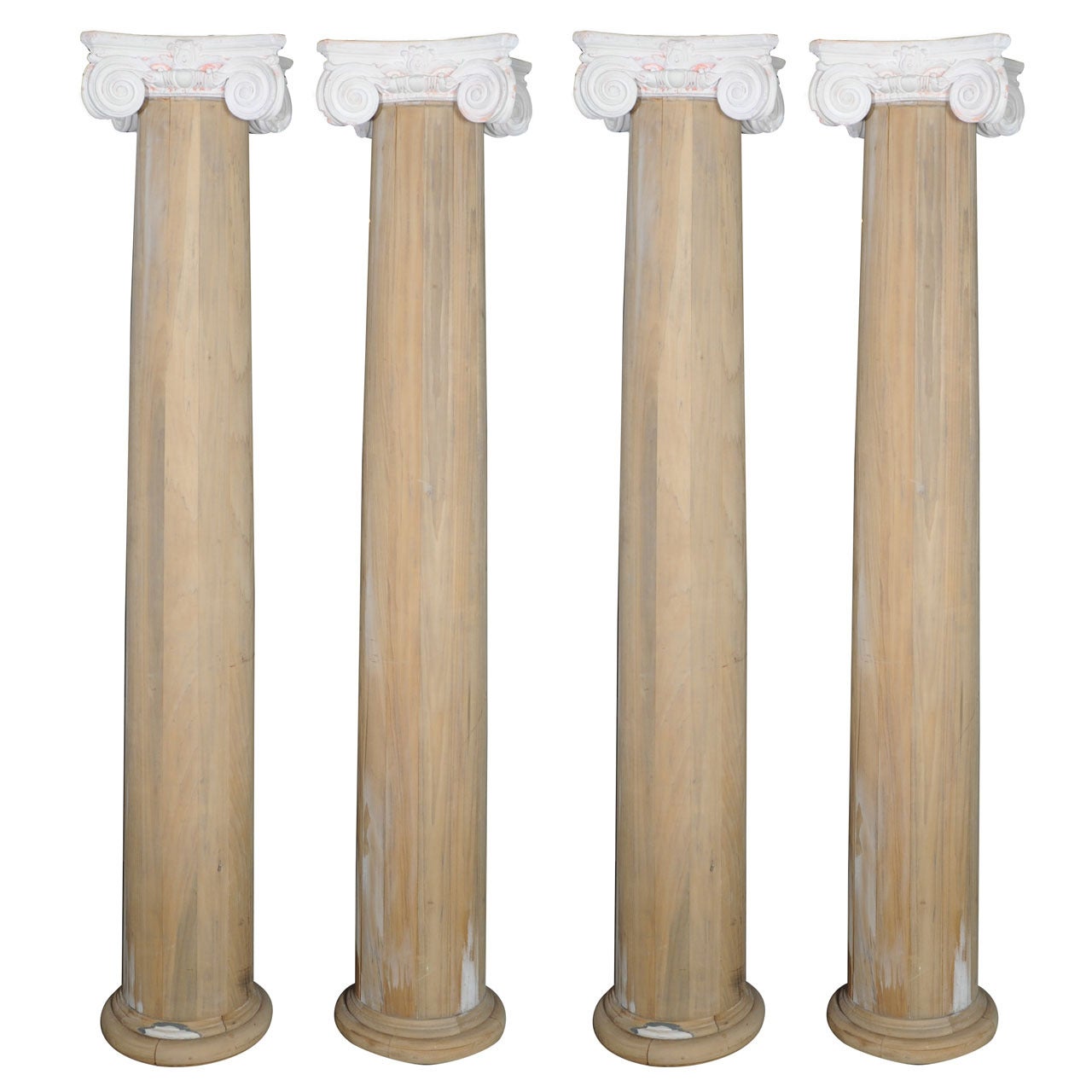 Ensemble de 2 colonnes ioniques en bois avec chapiteaux en terre cuite blanche, 19ème siècle en vente