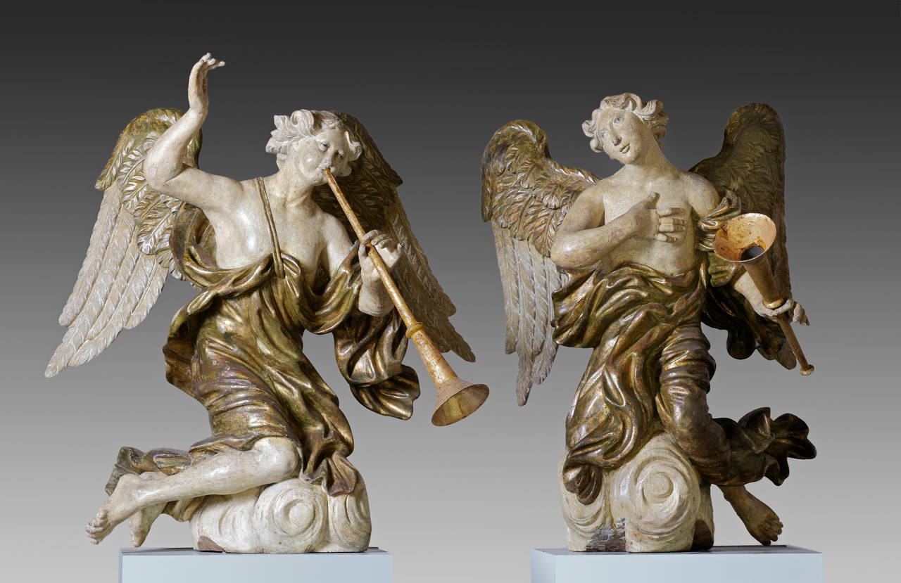 Paire de très belles figures d'anges d'Europe du Nord, probablement de la fin du XVIIe siècle, sculptées et décorées en polychromie, chacune représentée comme étant légèrement drapée et agenouillée parmi des nuages, avec des trompettes tenues dans