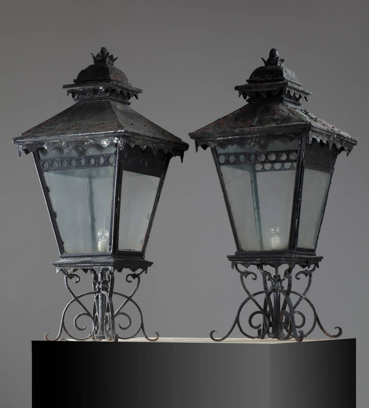 Pair of Large Wrought Iron and Glazed Pier Lanterns In Good Condition In Baambrugge, NL