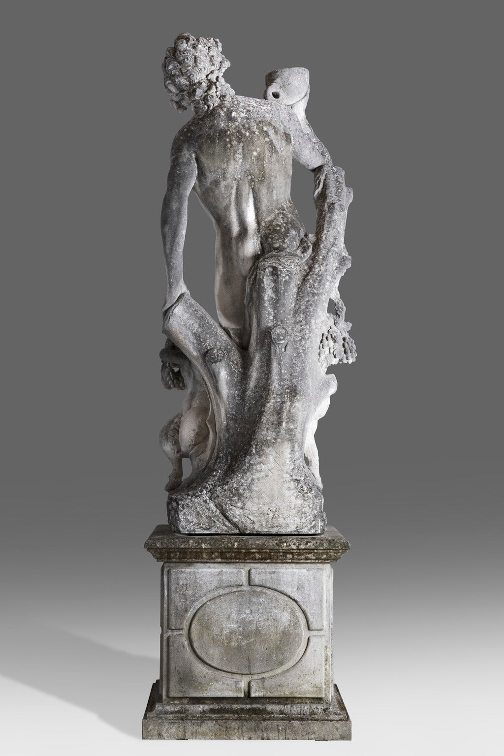Monumentale italienische Skulptur einer Bacchus-Gruppe aus Kalkstein mit einem Satyr (Italienisch)