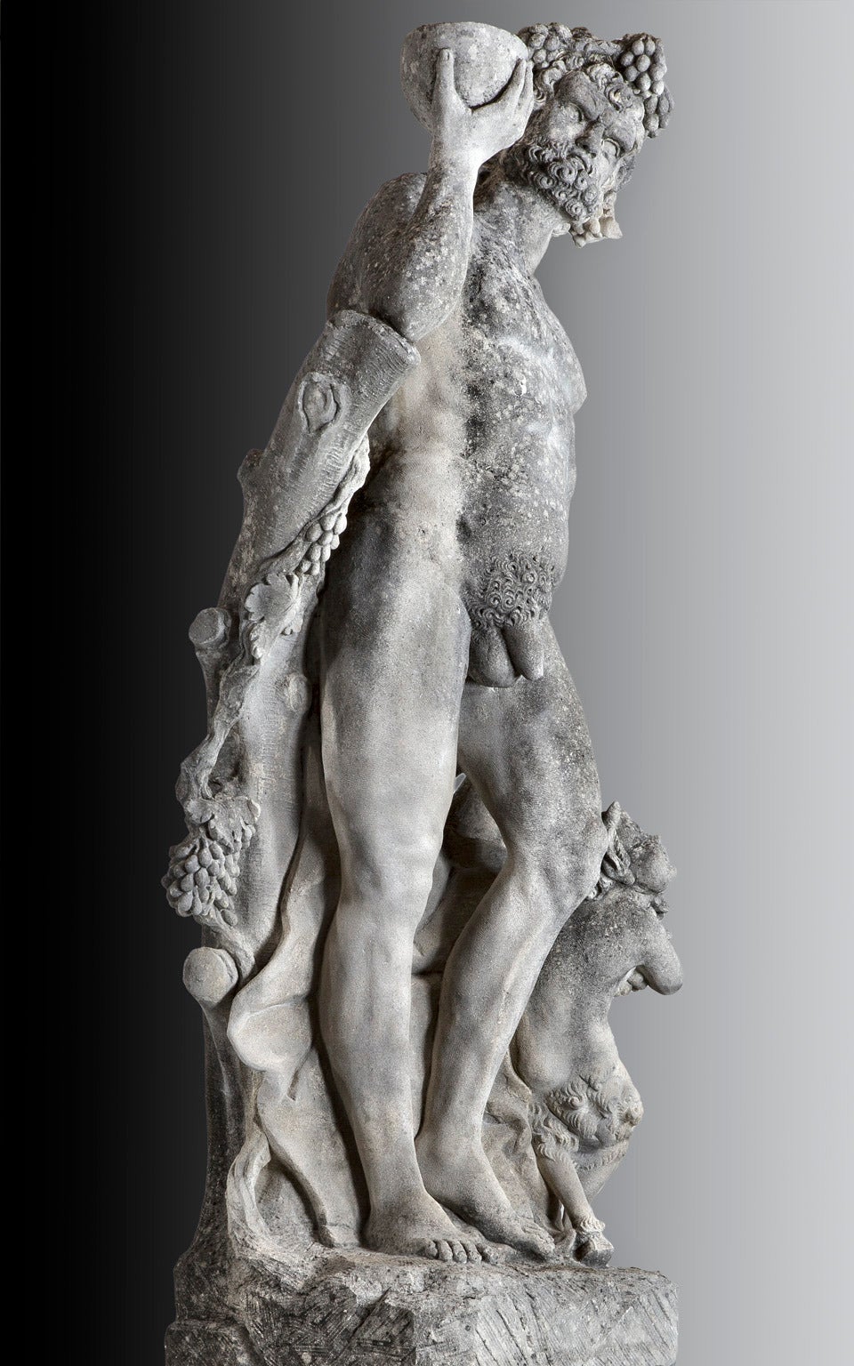 Monumentale italienische Skulptur einer Bacchus-Gruppe aus Kalkstein mit einem Satyr (20. Jahrhundert)