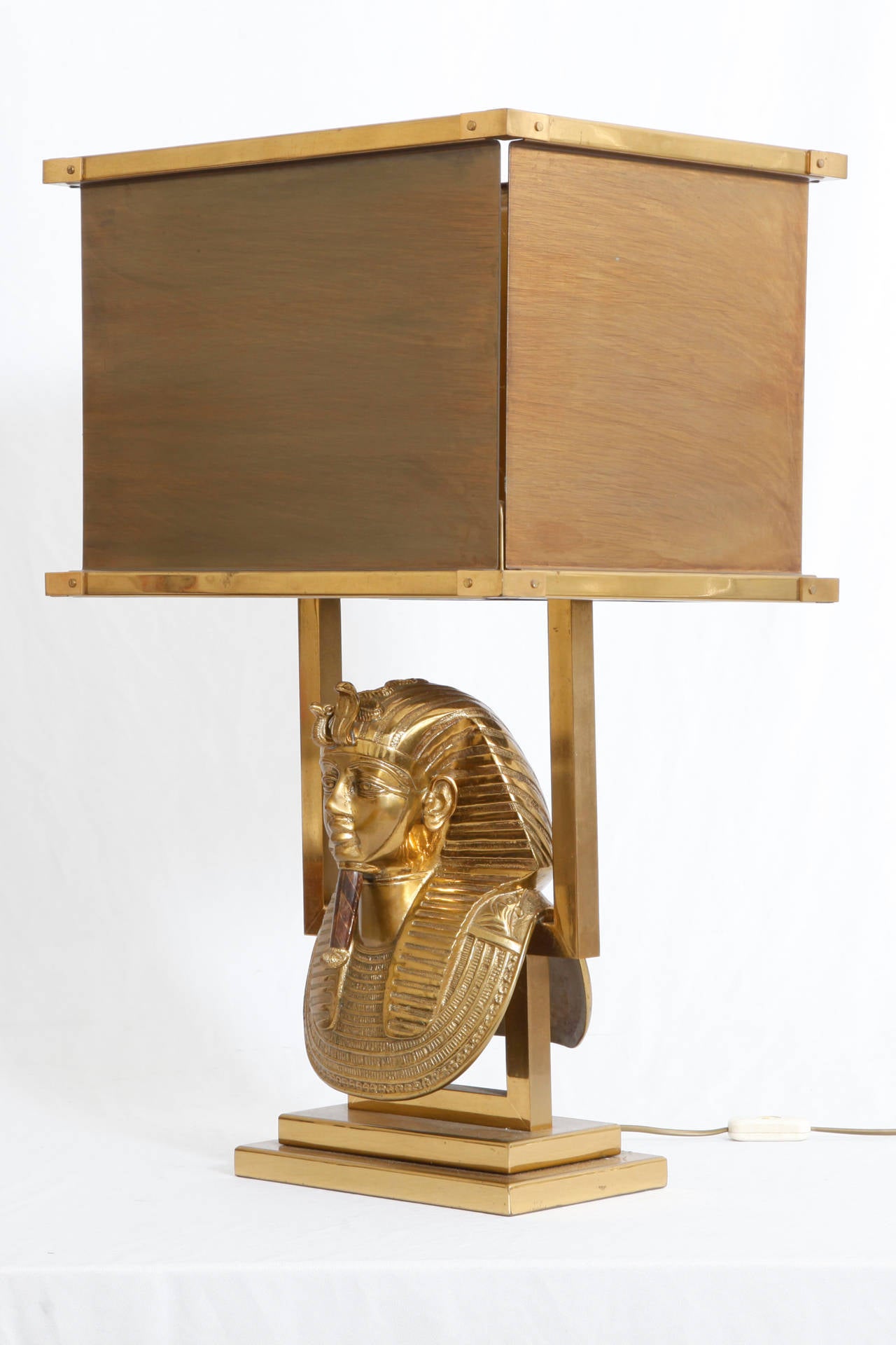 Mid-Century table lamp inspired by the ancient Egyptian Toetanchamon death mask.
The shade is made in solid brass. The mask is bronze. The goatee is in lacquer.
Signed by the artist!
High end version of this lamp. The weight is 24 KG!

We ship