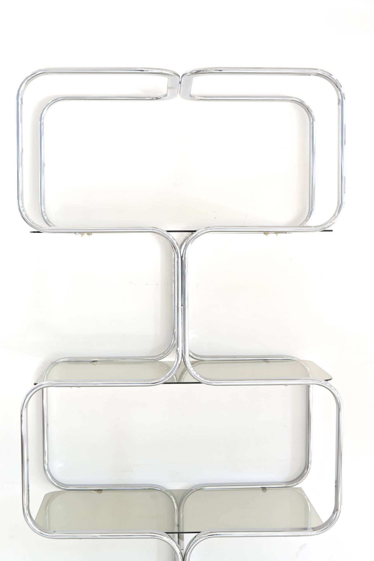 Chromed Etagere
smoked glass shelves
L 90 cm x D 47 cm x H 200 cm
Belgium, 1970s