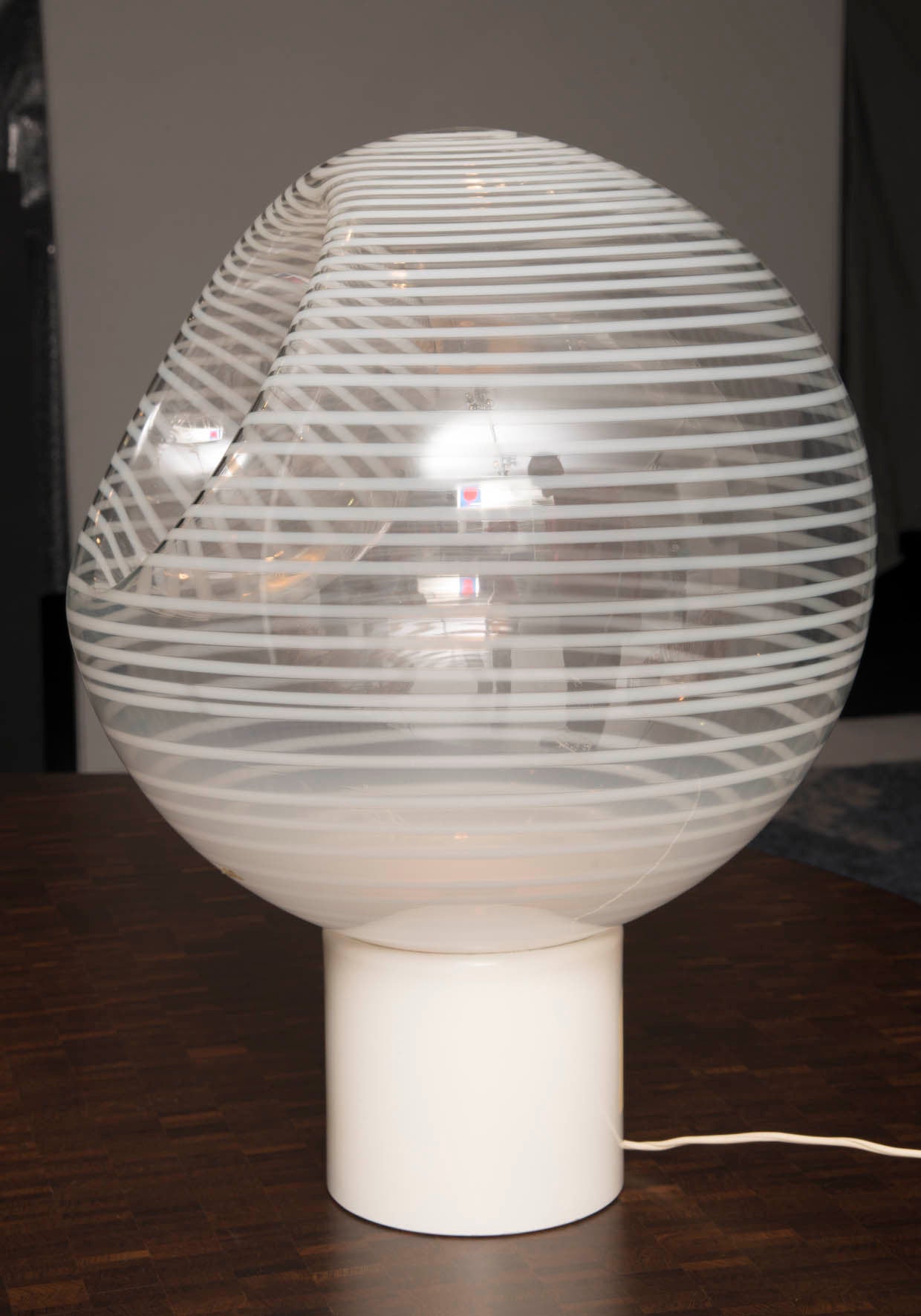Vistosi Murano table lamp, blown clear and white glass, lacquered metal base.