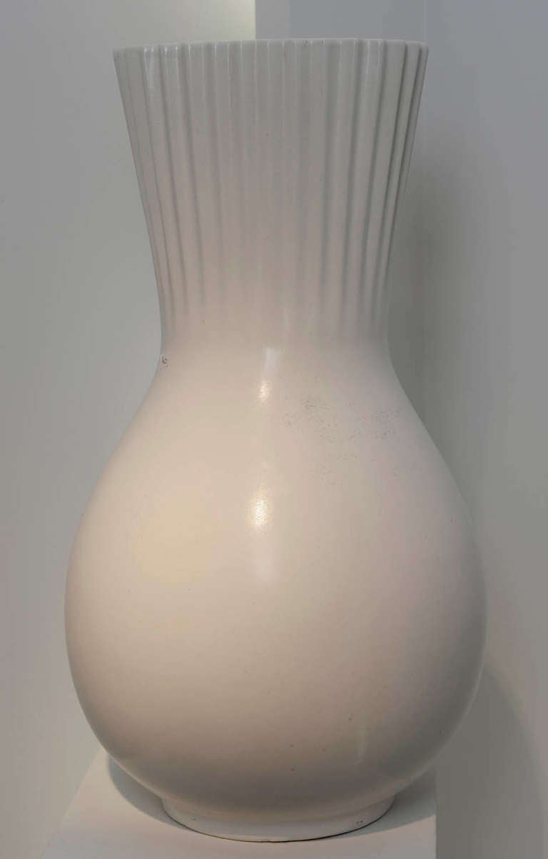 Large Richard Ginori earthenware vase.
White enamel.