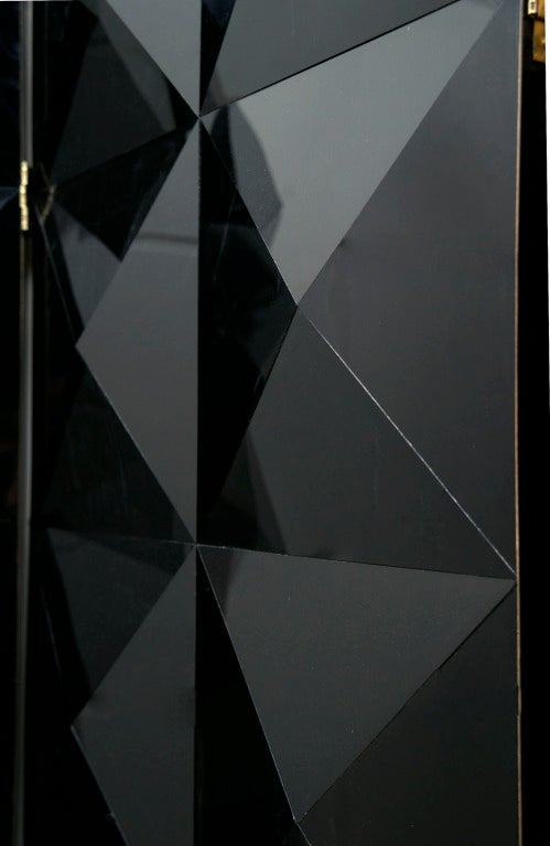 Four-panel screen with plexiglas triangular surface patterns in relief.
The back in black plexiglas without patterns.
each panel 60 cm large