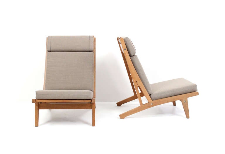 Scandinavian Modern Pair of Lounge Chairs by Hans Wegner for Getama