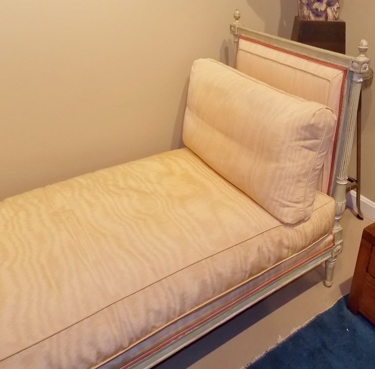 Diminutive French Polychromed Daybed In Good Condition In Milford, NH