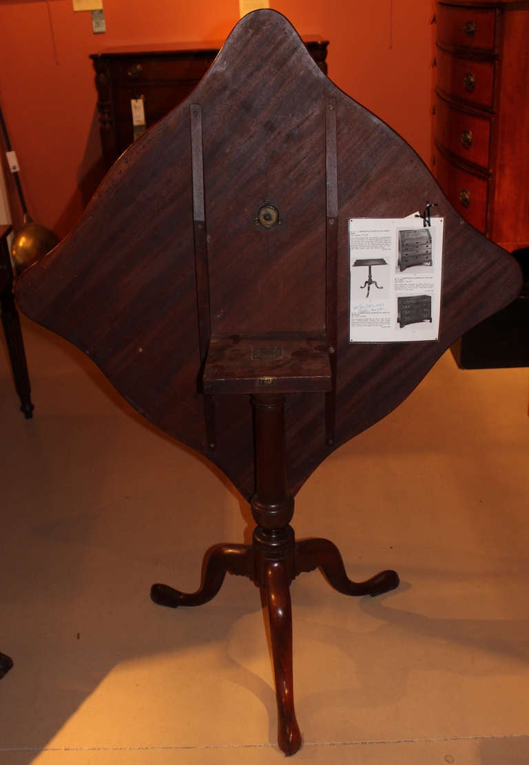 18th c Mahogany Chippendale Serpentine Tilt Top Tea Table In Excellent Condition In Milford, NH