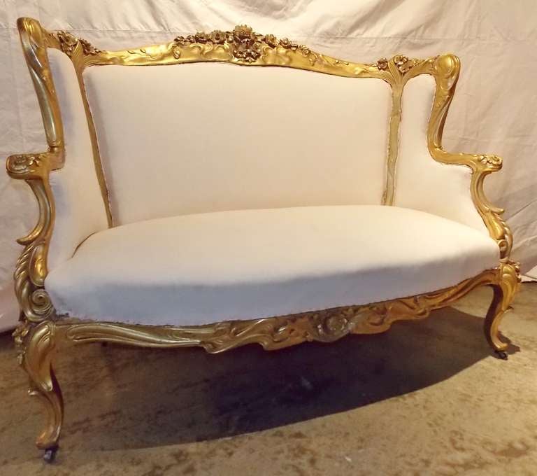 Karpen Brothers exceptional art nouveau carved and gilded settee or sofa, circa 1890-1910. Beautifully carved.