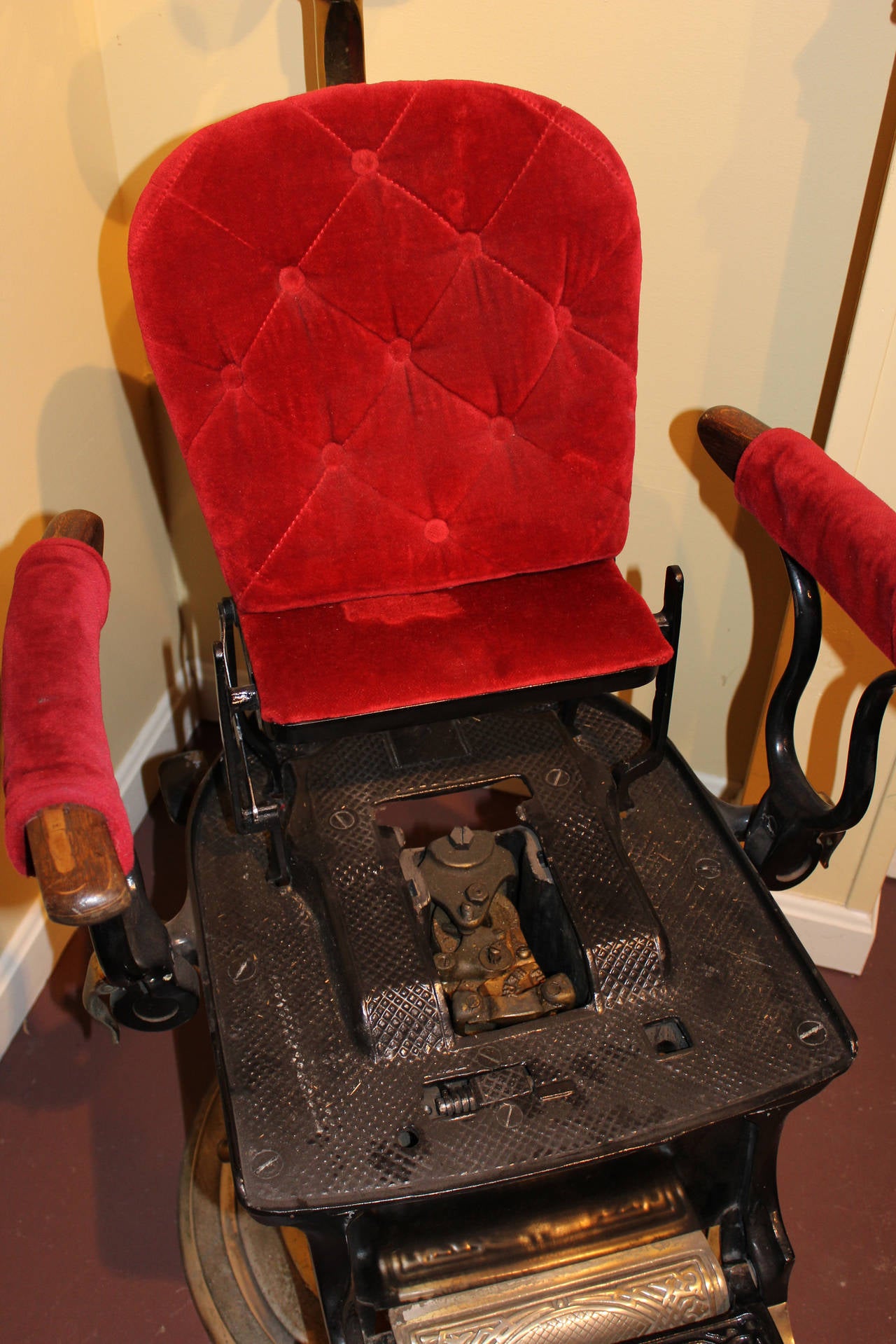 Ritter Imperial Columbia Dental or Dentist Chair, circa 1905-1925 In Excellent Condition In Milford, NH