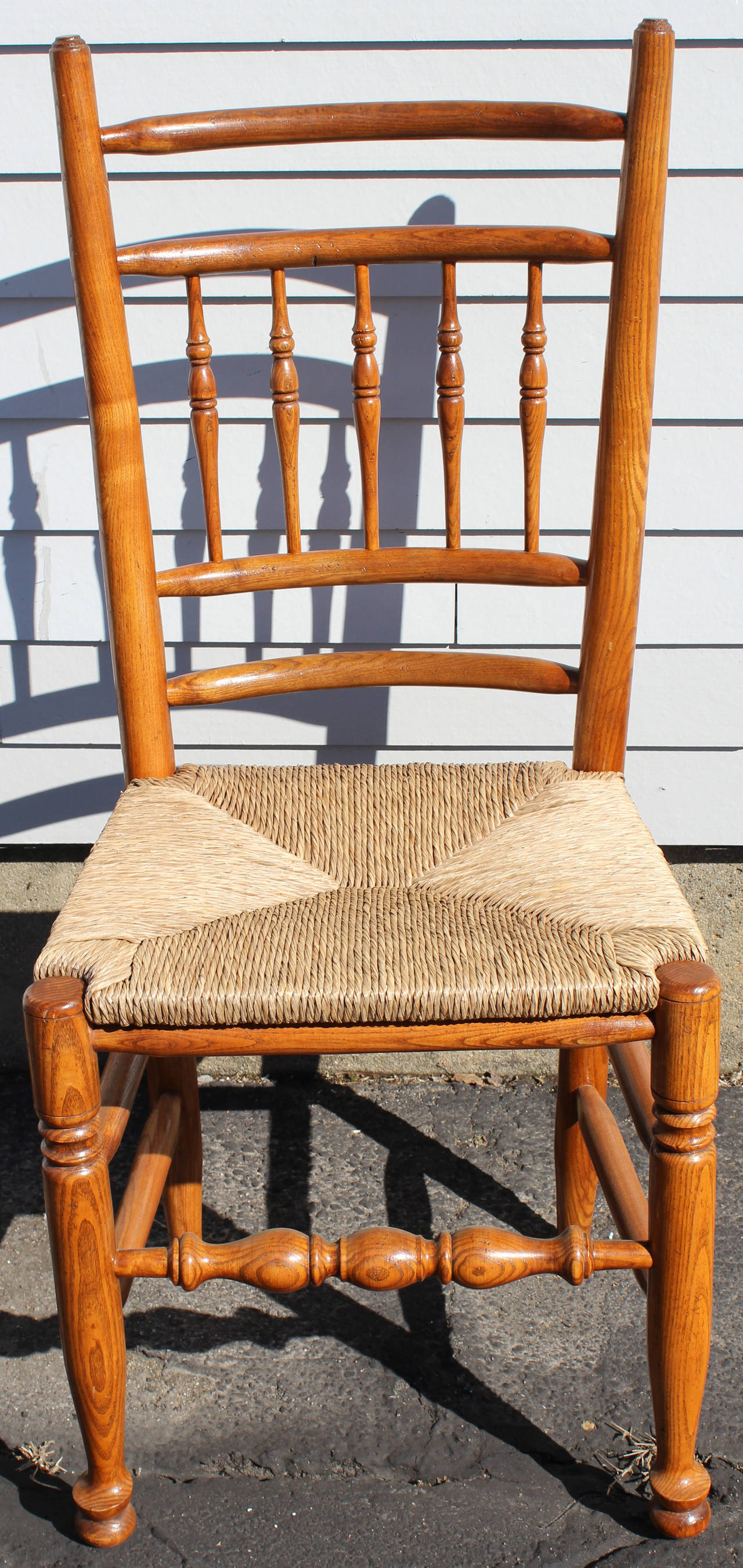 A solid set of eight bench made Irish Queen Anne style country chairs in elmwood consisting of two armchairs and six side chairs from the 20th century.