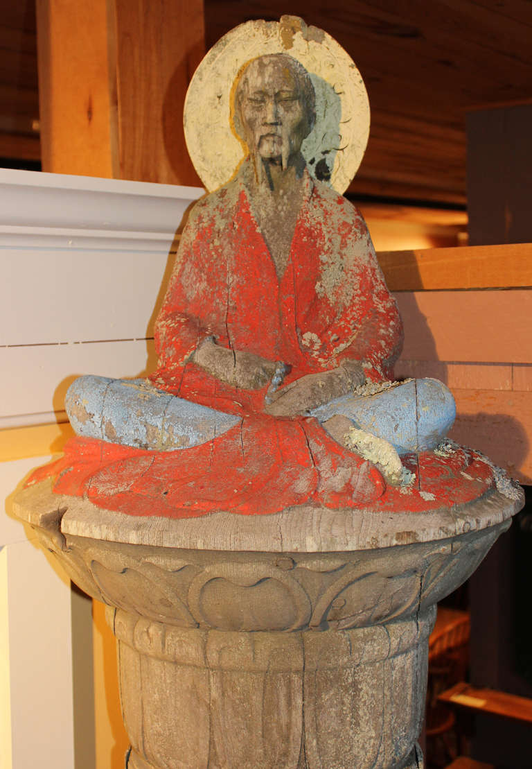 Colonna con l'effigie di Kubhla Khan in cima al tornello della Pioneer Point Farm, proprietà di John J. Raskob. Questa colonna originariamente sosteneva i direzionali, come si vede nella fotografia del 1935. Un grande pezzo architettonico che